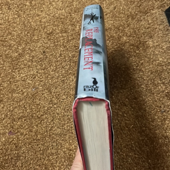 The replacement Hardcover by Brenna Yovanoff - Picture 4 of 4